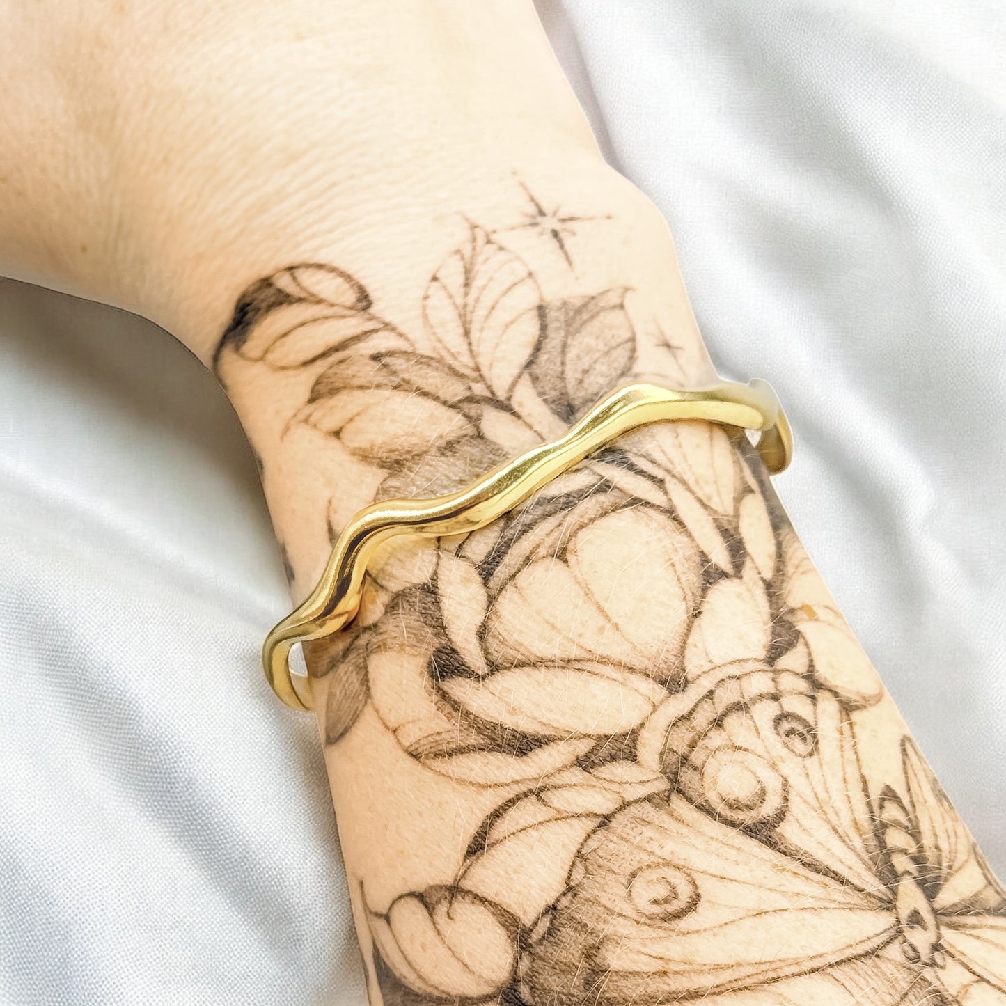 Valencia Gold Wave Bangle Bracelet | Adjustable